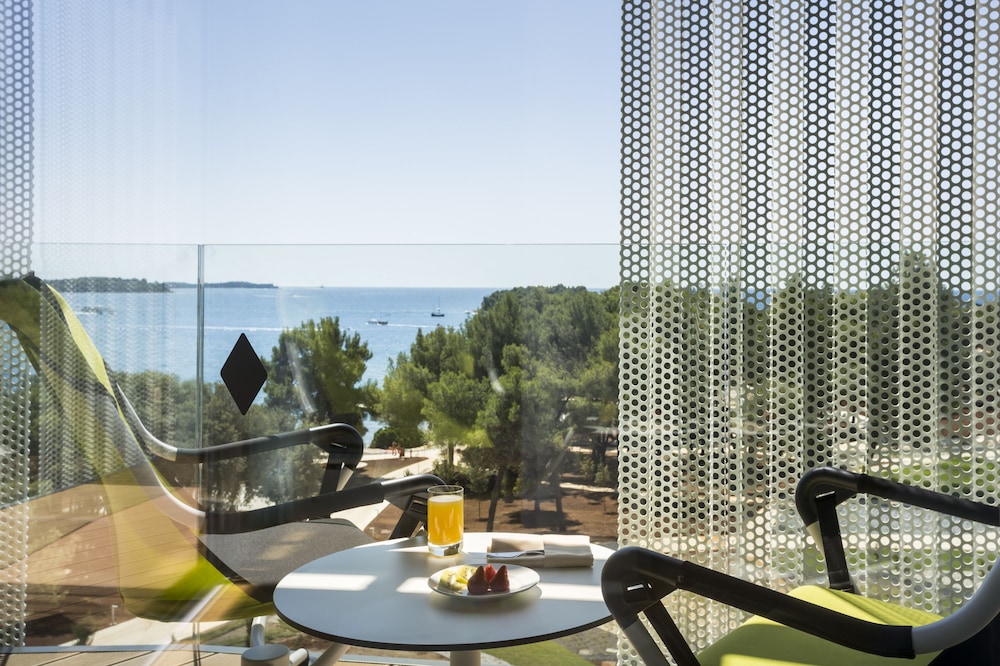 Grand room with balcony, sea side thumbnail 5
