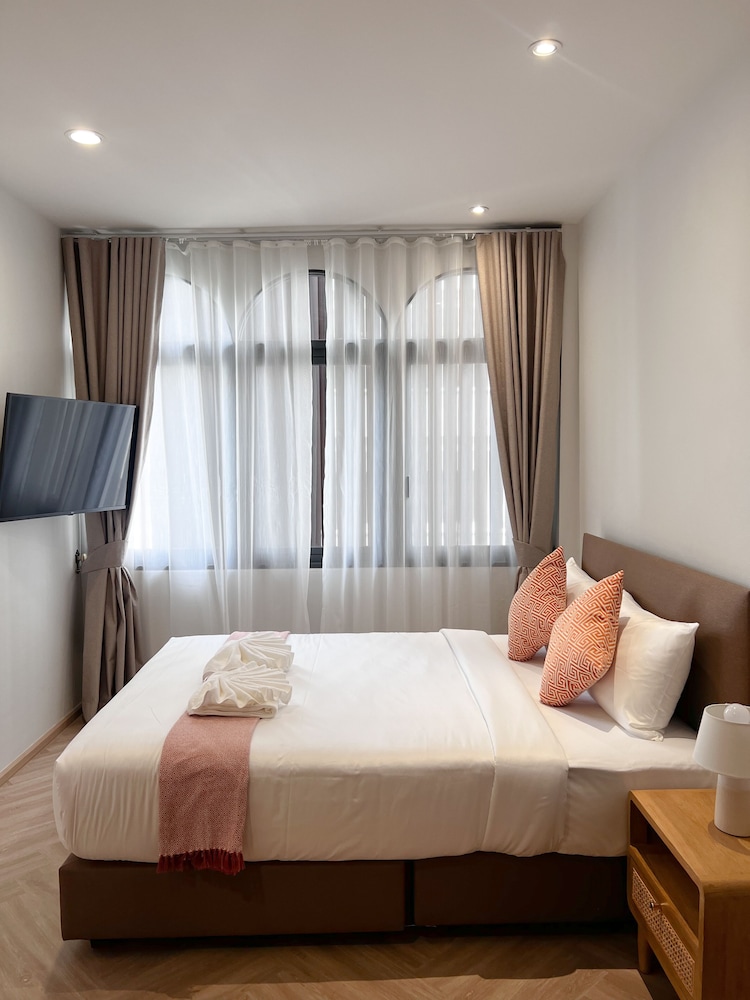 Deluxe Room, 1 Queen Bed, Non Smoking photo 1