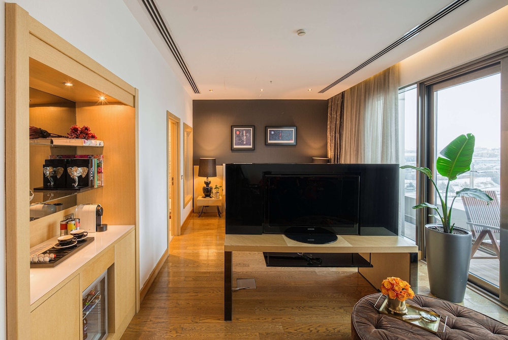 Suite, 1 King Bed, Non Smoking, Terrace - Photo 5