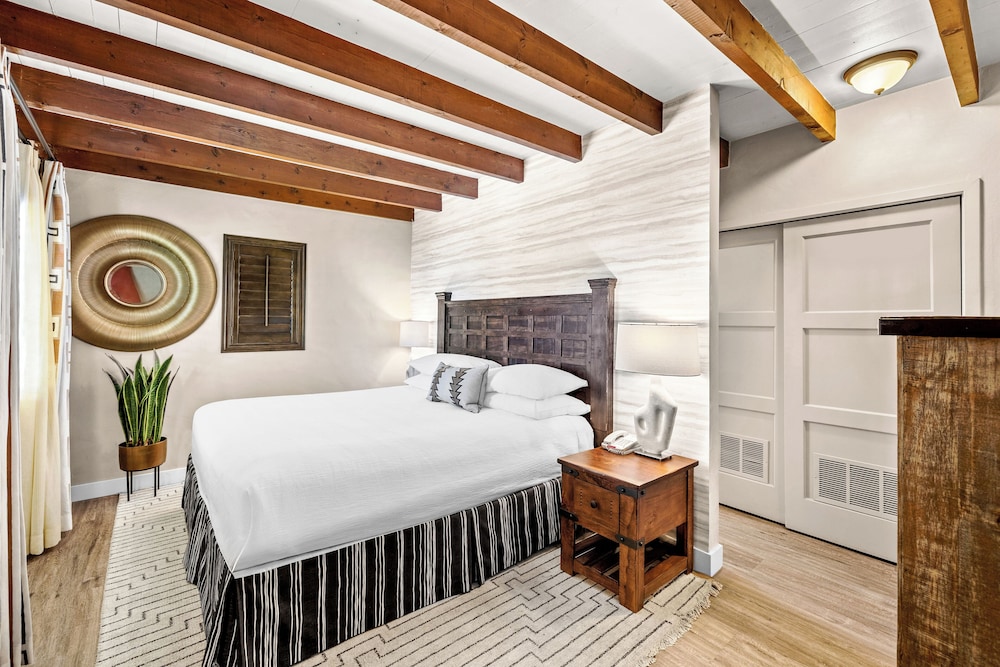 Deluxe Room, 1 King Bed, Fireplace - Photo 1