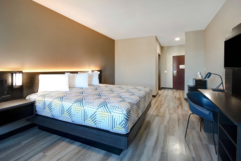 Standard Suite, 1 King Bed, Non Smoking - Photo 10