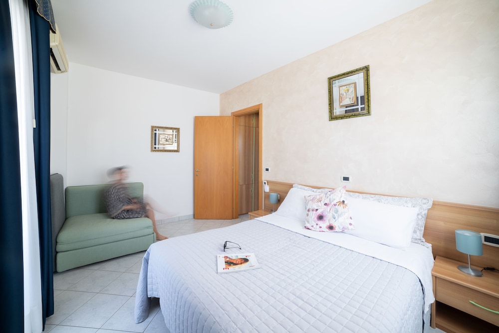 Family Suite, 1 Bedroom, Balcony (Kitchenette) photo 2