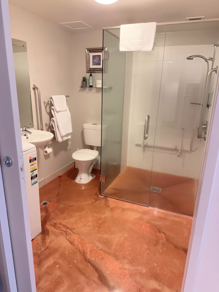 Classic One Bedroom Apartment - Photo 2