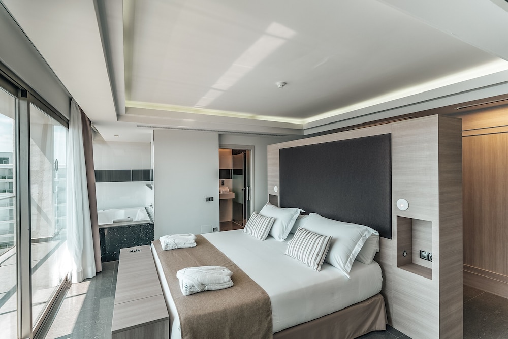 Suite, Balcony, Oceanfront (Journey Signature Suite)