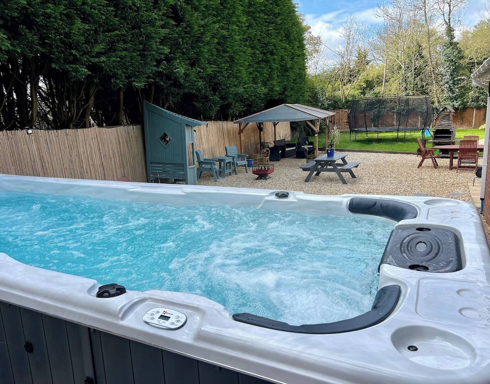 Stratford 4 BR Family Mansion With Pool, Gym & BBQ, Photo 19