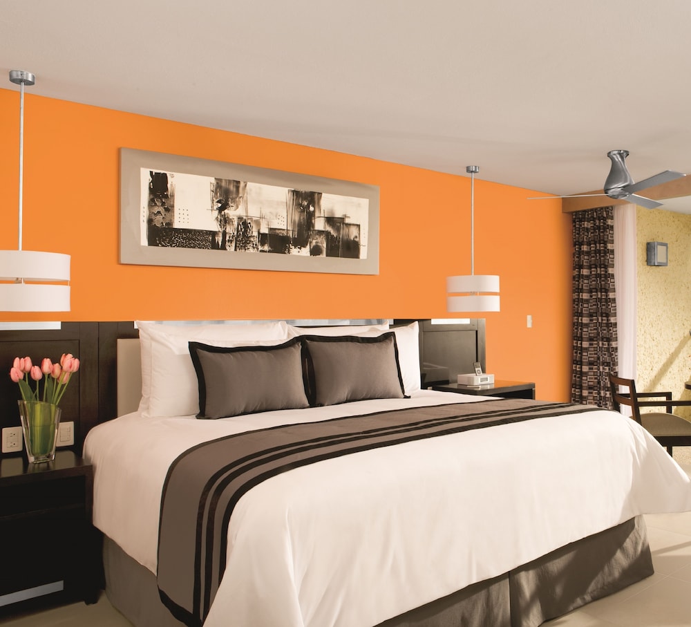 Deluxe Room, 1 King Bed, Hot Tub (Tropical View) - Photo 2