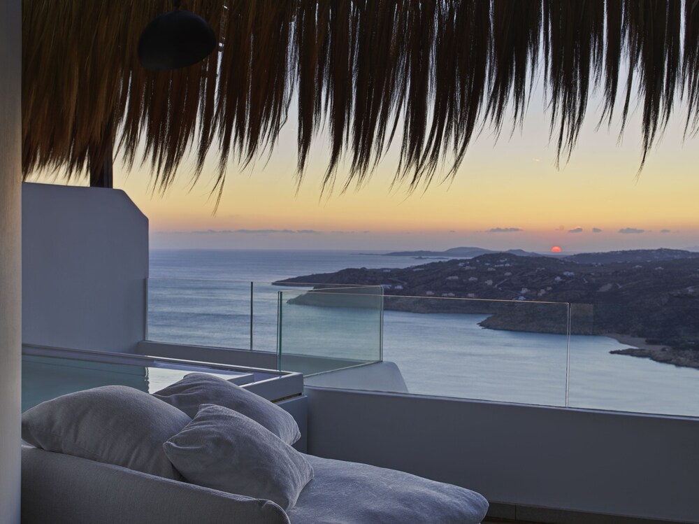 Honeymoon Suite, Non Smoking, Hot Tub - Photo 3