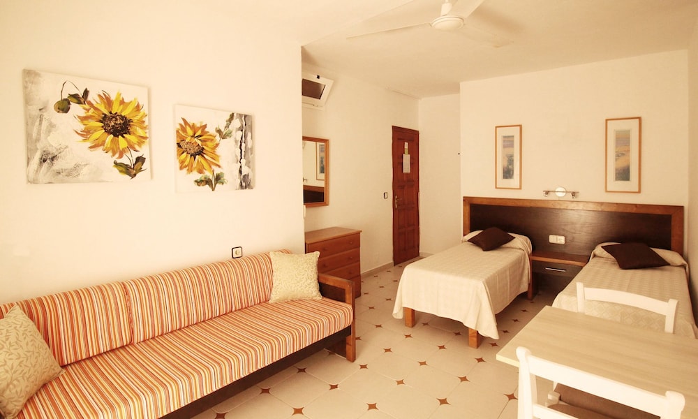 Economy Studio, Kitchenette