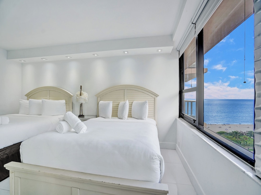 Beachfront Condo w Beach Service /1207