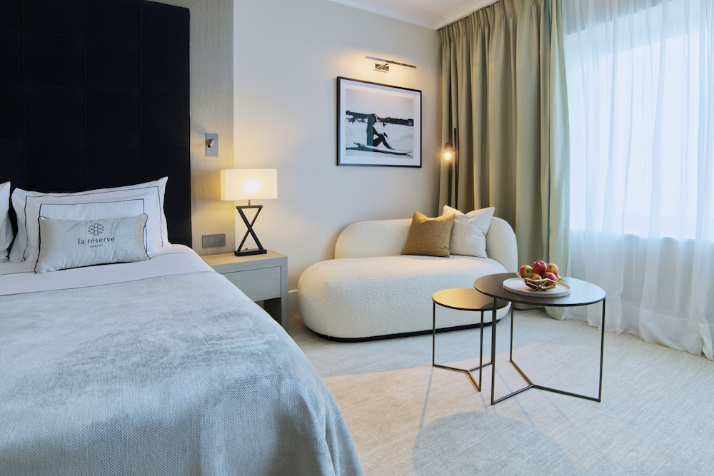 Standard Room, 1 King Bed, Courtyard View