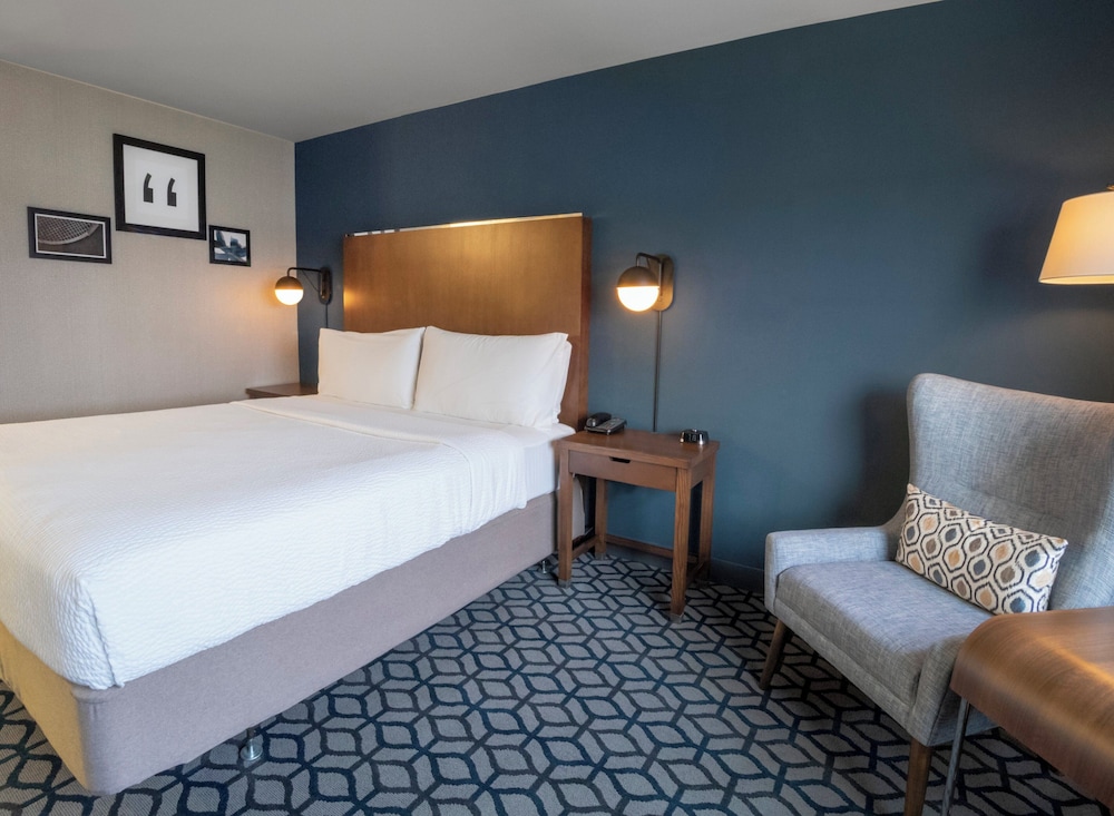 Standard Room, 1 King Bed, River View - Photo 1