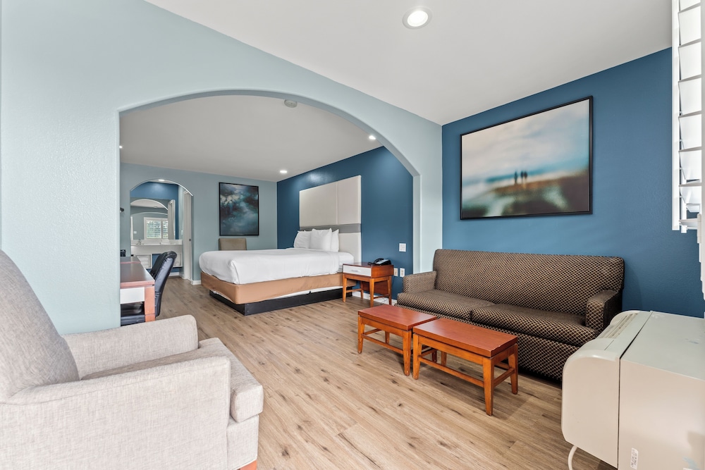 Comfort Room, 1 King Bed, Non Smoking - Photo 1