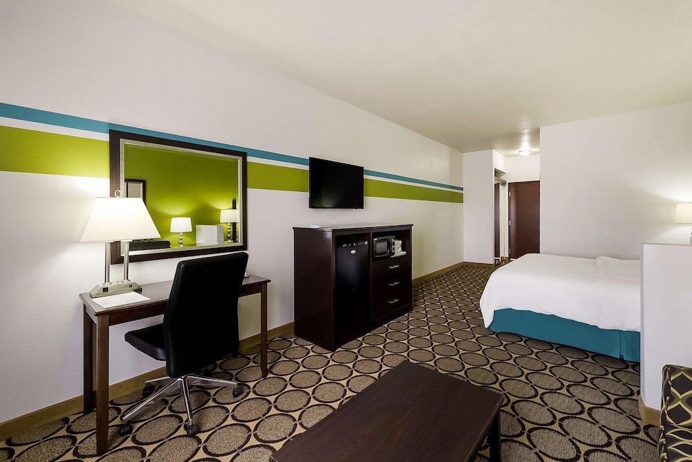Suite, 1 King Bed, Non Smoking, Refrigerator & Microwave photo 3