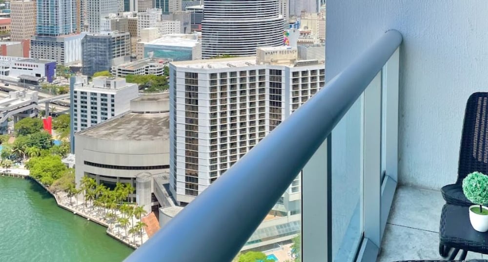 Business Studio Suite, 1 Queen, Balcony, City/River ViewÂ 3705