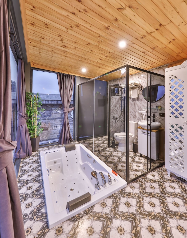 Mirror House with Jacuzzi photo 3
