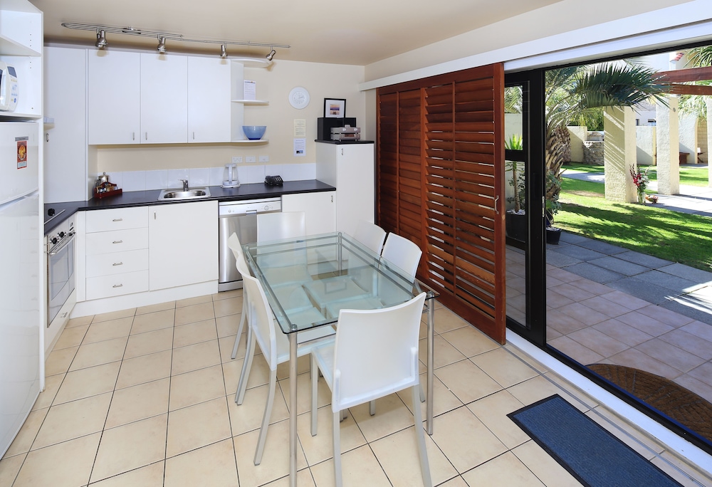 Two Bedroom Apartment with Courtyard - Photo 4