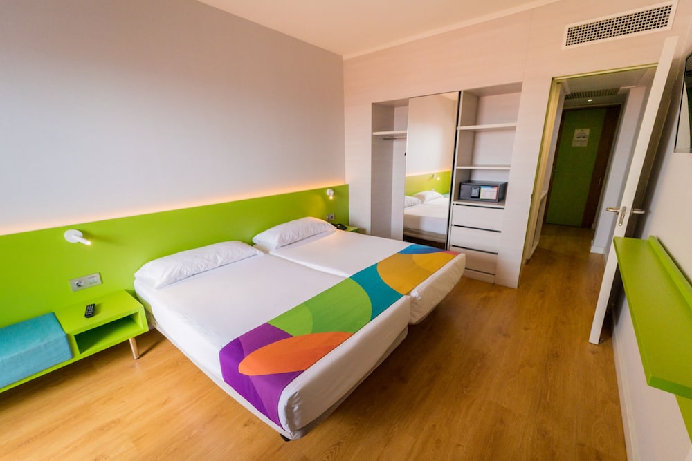Superior Single Room, Pool View thumbnail 5