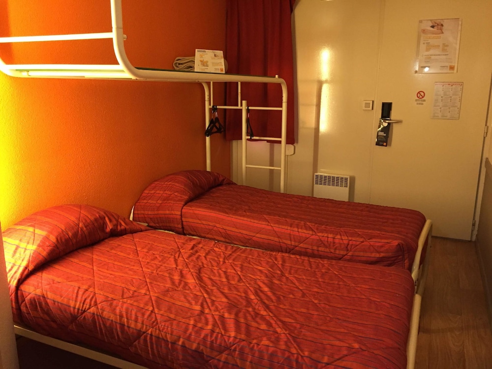 Standard Room, 3 Twin Beds - Photo 3