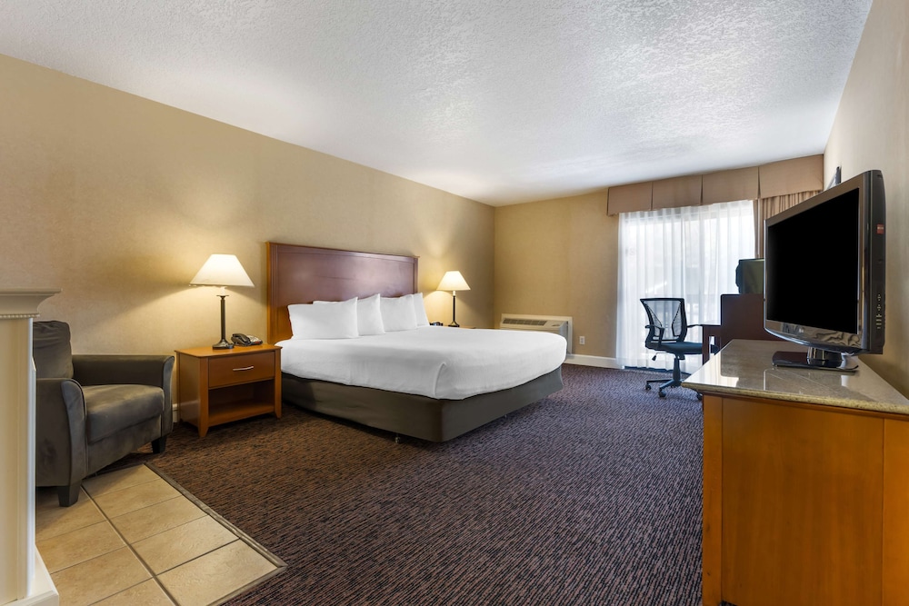 Standard Room, 1 King Bed, Non Smoking, Fireplace (Oversized Room) - Photo 3