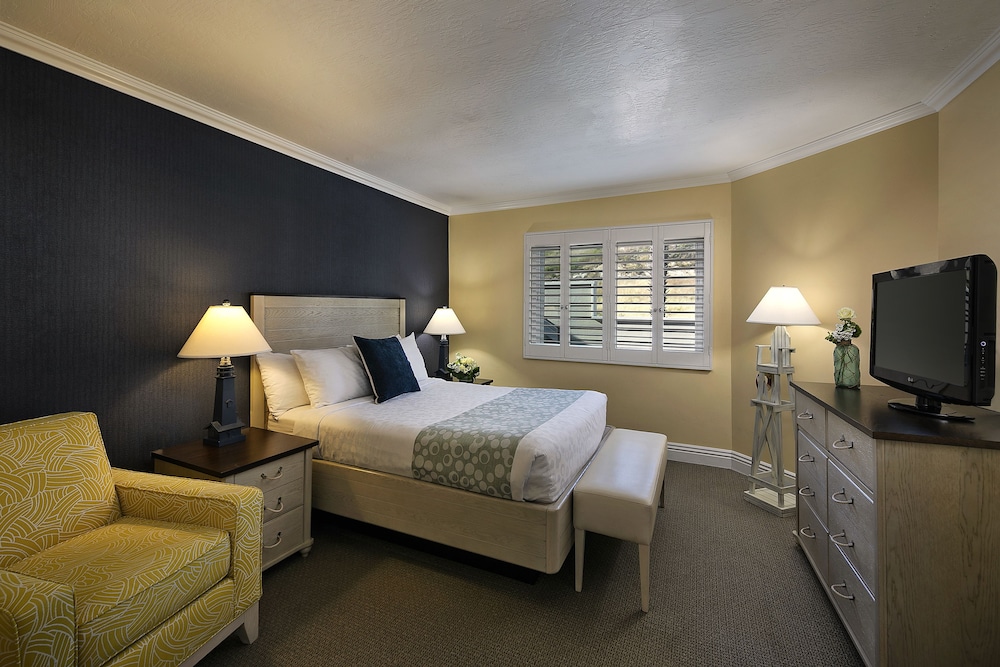 Suite, Multiple Beds, Partial Ocean View, Corner (ADA)