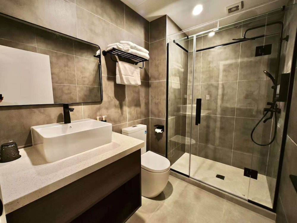 Deluxe Double or Twin Room thumbnail 5