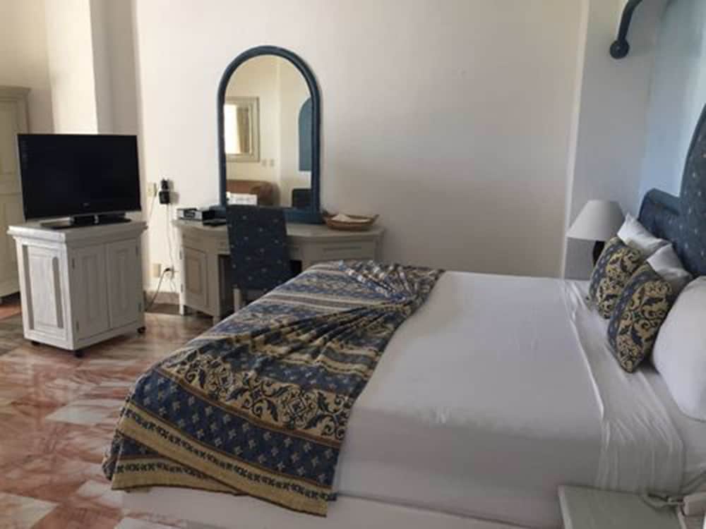 King Room with Garden View and Balcony - Photo 4