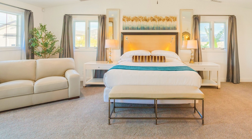 Deluxe Room, 1 King Bed, Pool View, Corner photo 1