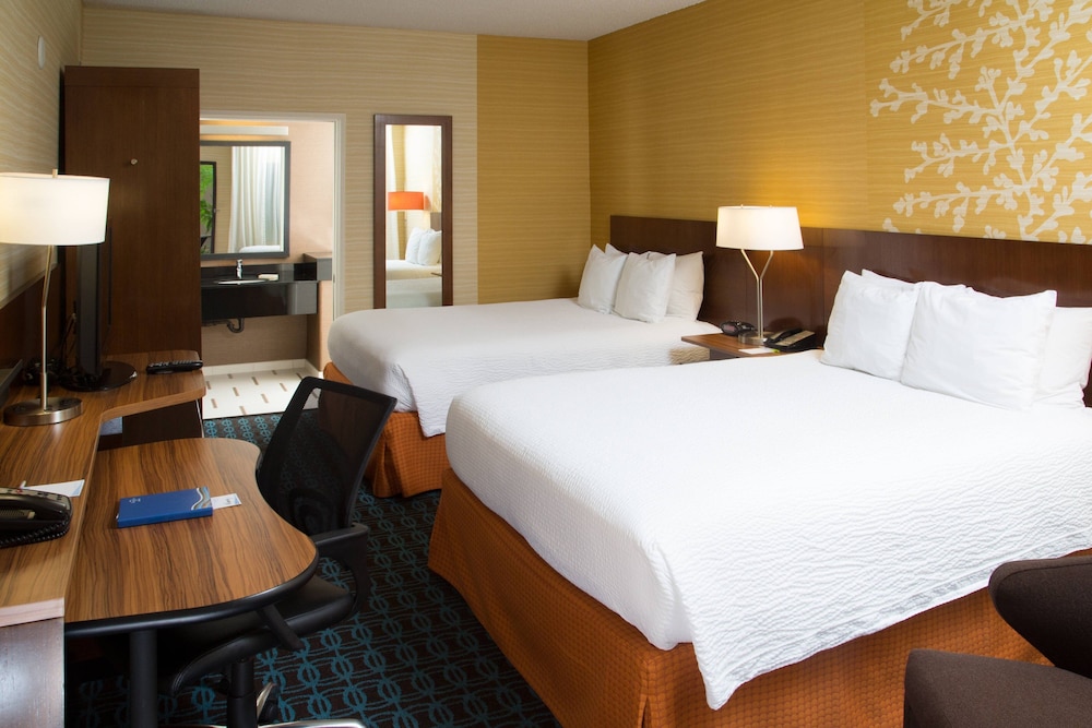 Room, 2 Queen Beds (Mobility/Hearing Access, Roll-In Shwr) photo 1