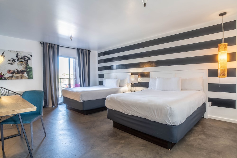 Premium Double Room, 2 Queen Beds - Photo 7