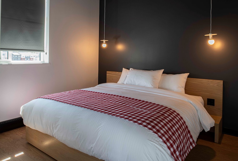 Basic Room, 1 King Bed