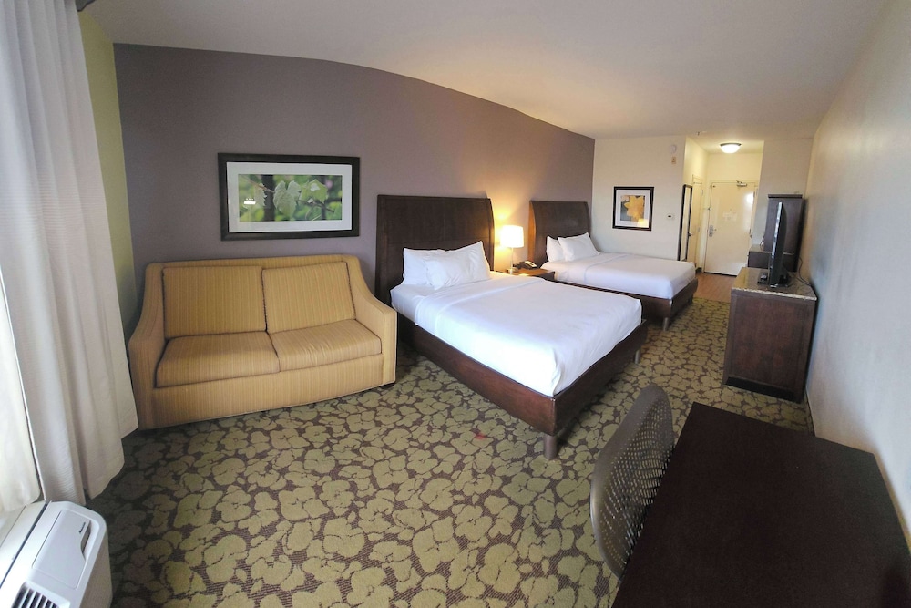 Room, 2 Queen Beds, Mobility Accessible, Non Smoking (Roll-in Shower) - Photo 1