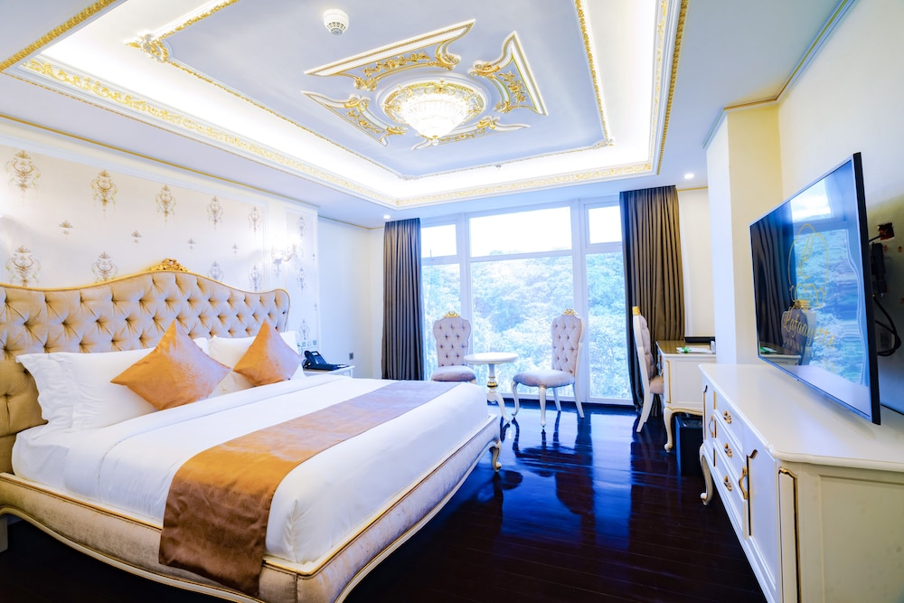 Deluxe Room, 1 King Bed, City View - Photo 1