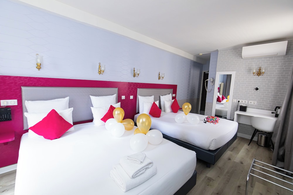 Family Quadruple Room, 2 Queen Beds, Garden View