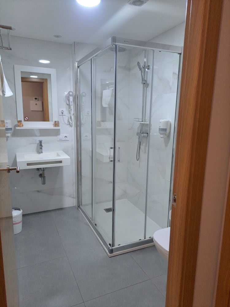Economy Twin Room, Private Bathroom - Photo 5