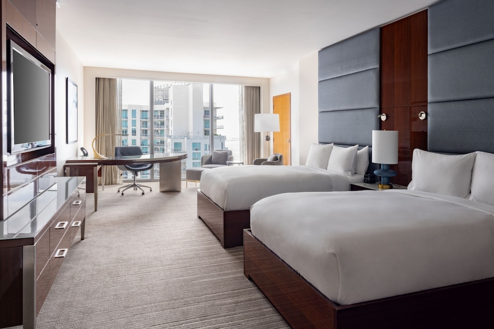 Deluxe Room, 1 King Bed, City View thumbnail 5