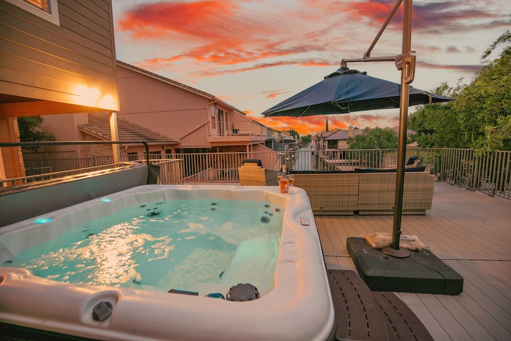House, Multiple Beds, Hot Tub (307 Lucy Lane) photo 1