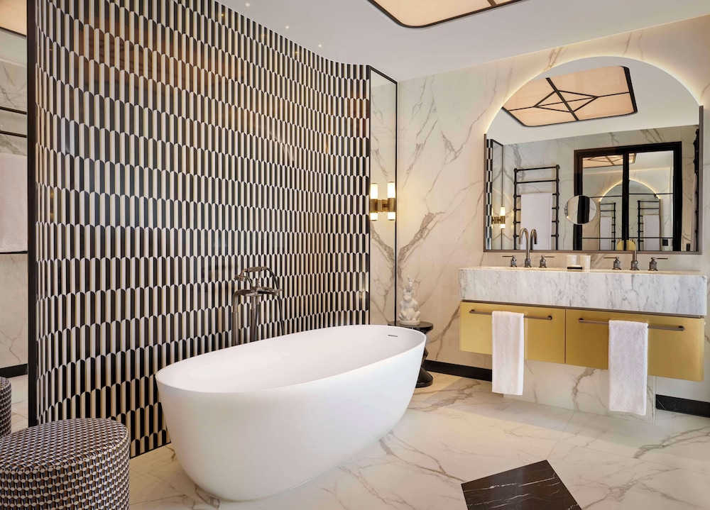 Signature Suite - Photo 1