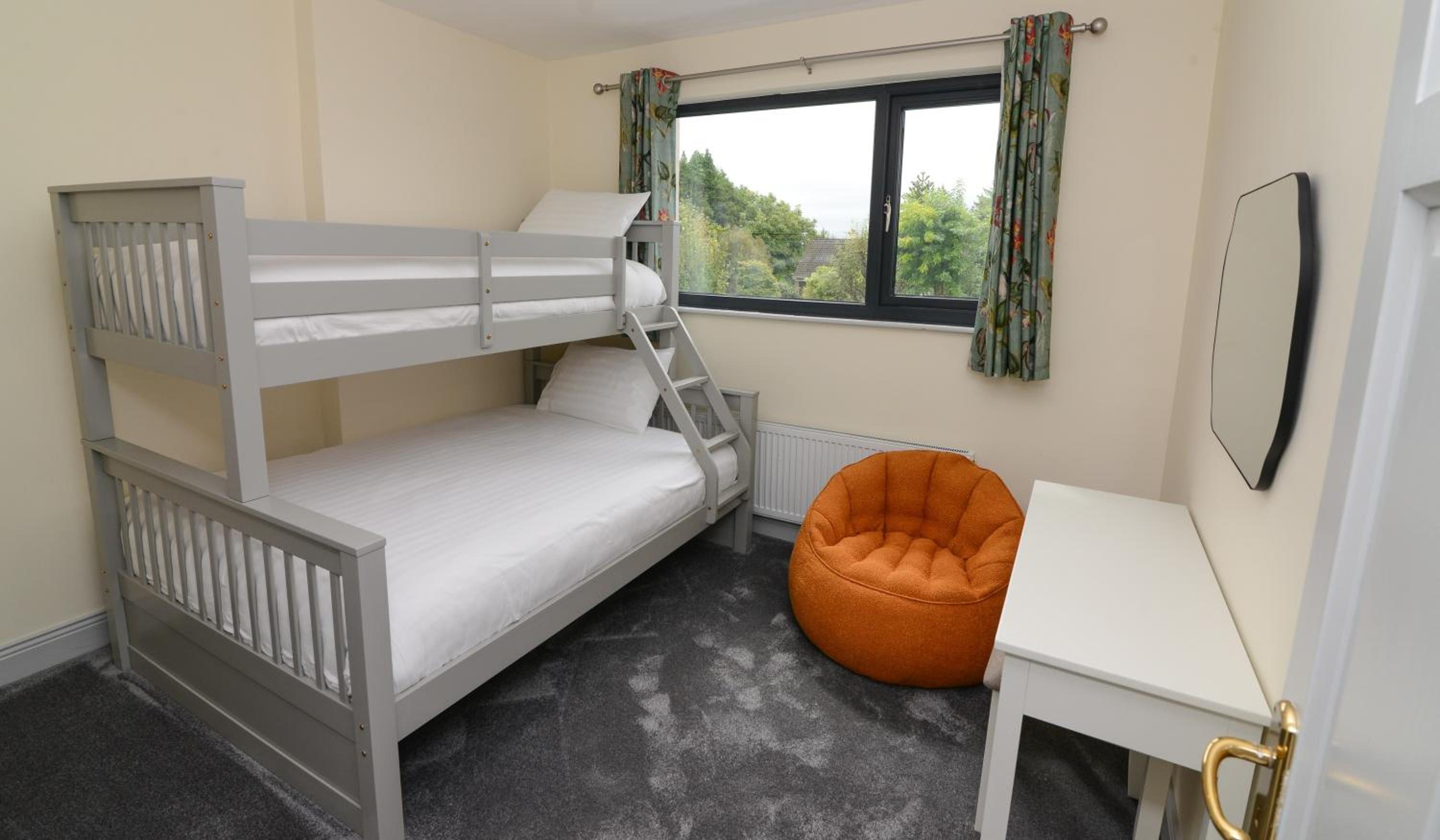 Three-Bedroom Holiday Home 1 Km From Town Centre photo 2