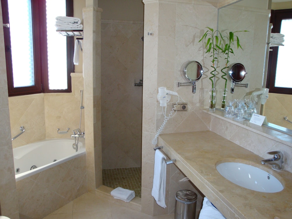 Double Superior Room (3 Adults + 1 child) thumbnail 5