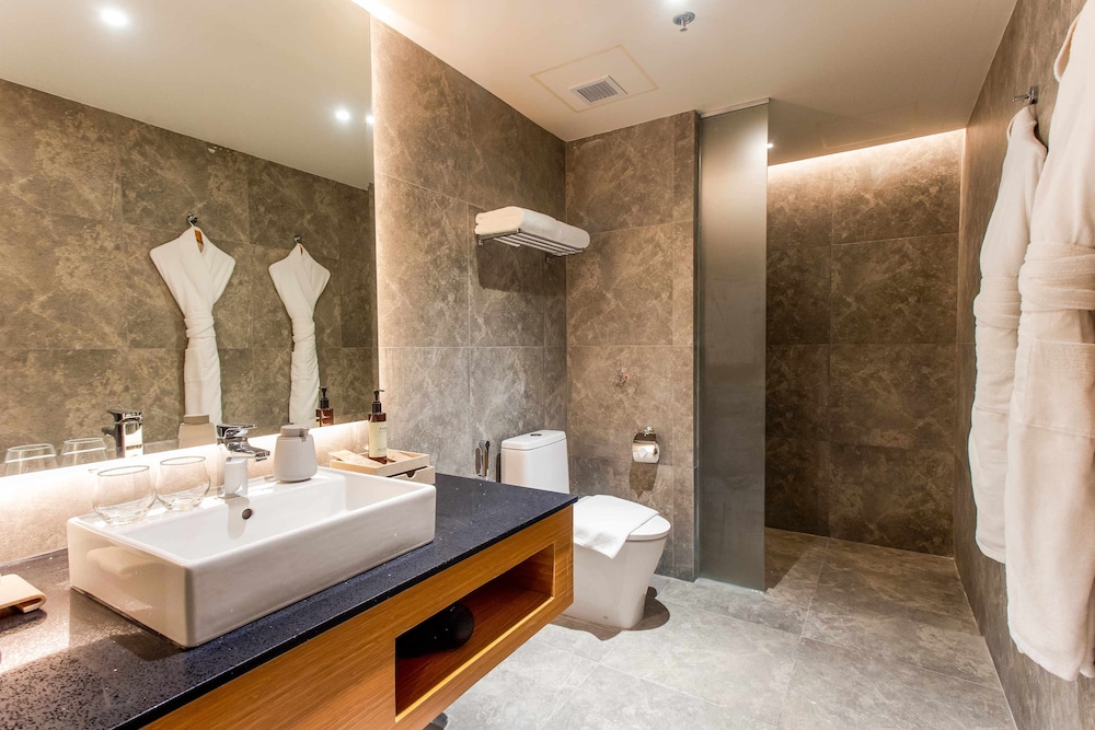 Deluxe Room King - Photo 3