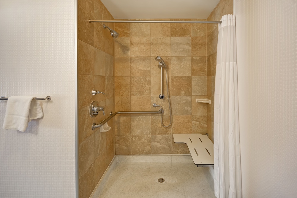 Room, 2 Queen Beds, Accessible (Roll-In Shower) - Photo 4