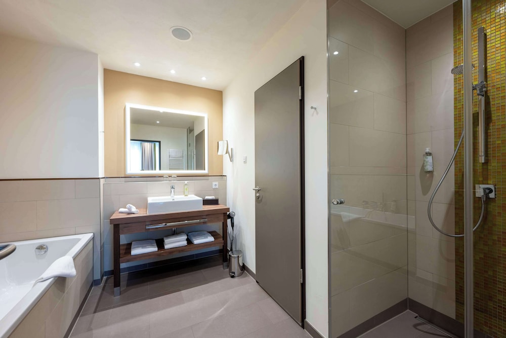 Junior Suite, 1 King Bed, Bathtub - Photo 7