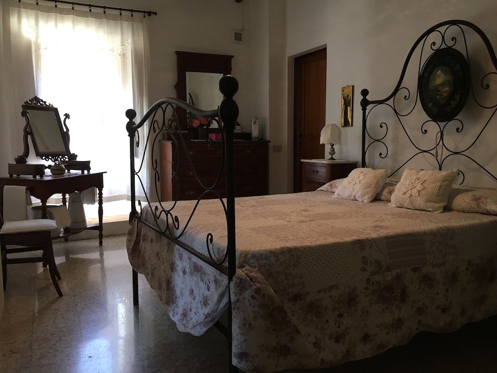 Basic Double Room, 1 Queen Bed