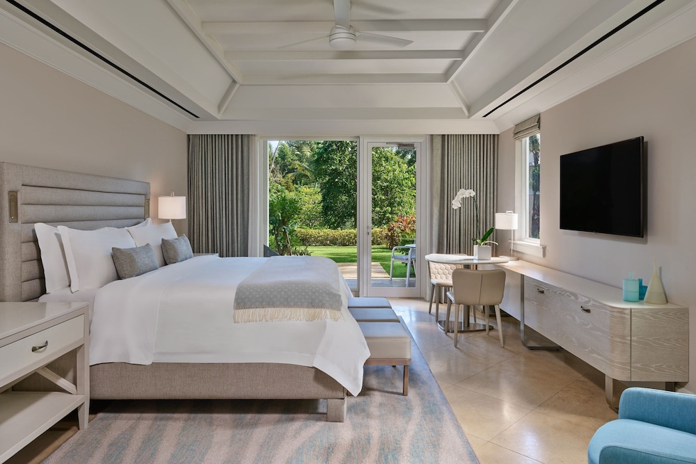 Deluxe Room, 1 King Bed, Garden View (Mobility Accessible, Roll-In Shower)