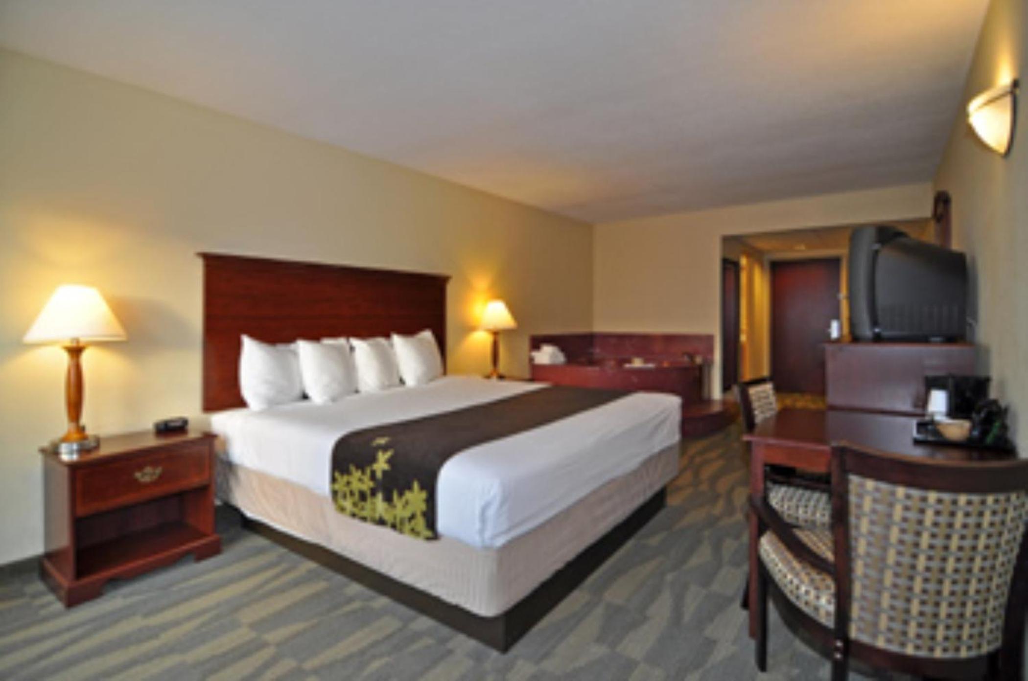 Deluxe King Room with Spa Bath - Non-Smoking photo 3