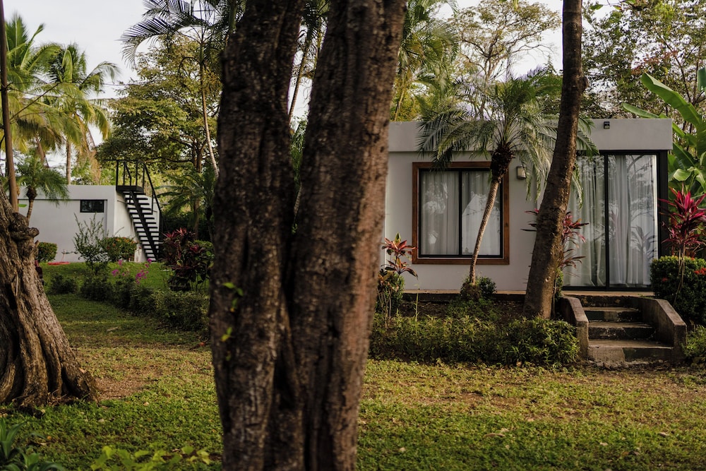 Deluxe Studio Suite, Multiple Beds, Beach View