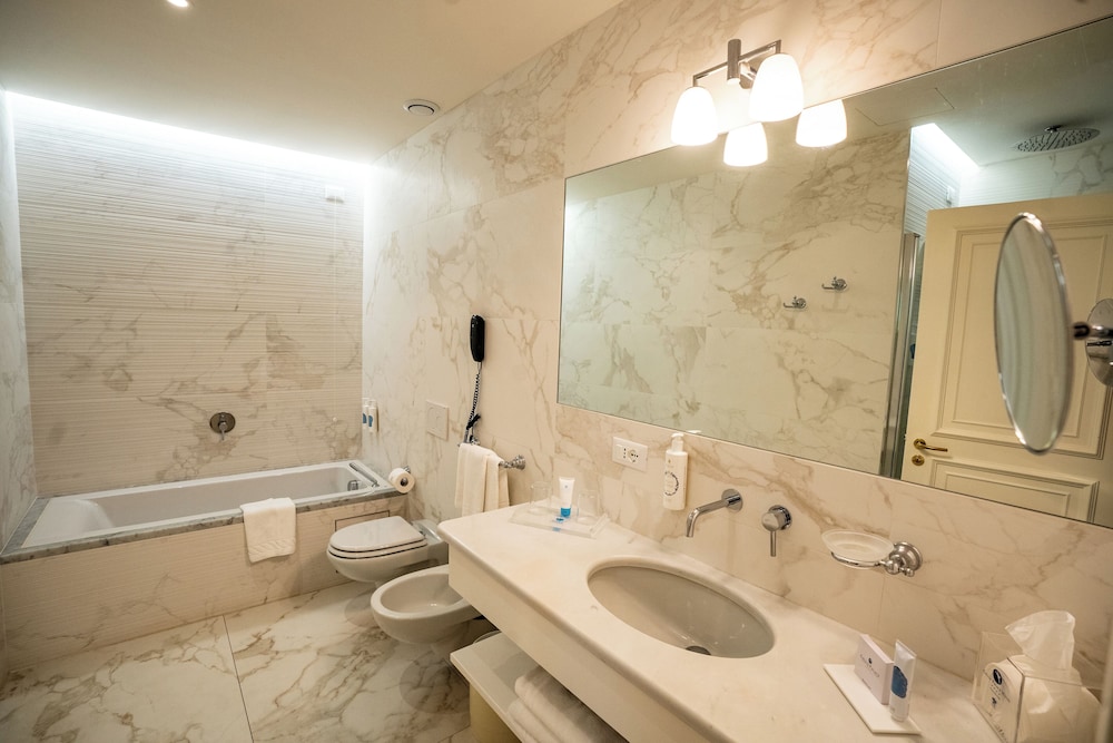 Junior Suite (Sea Side) - Photo 12