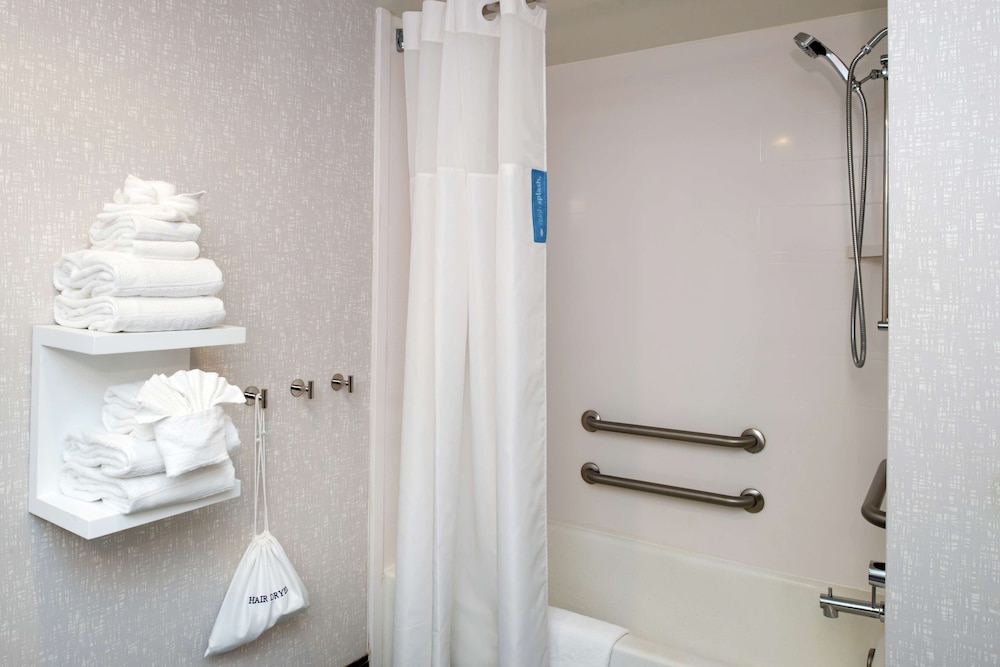 Room, 1 King Bed, Accessible, Non Smoking (Hearing Accessible) - Photo 5