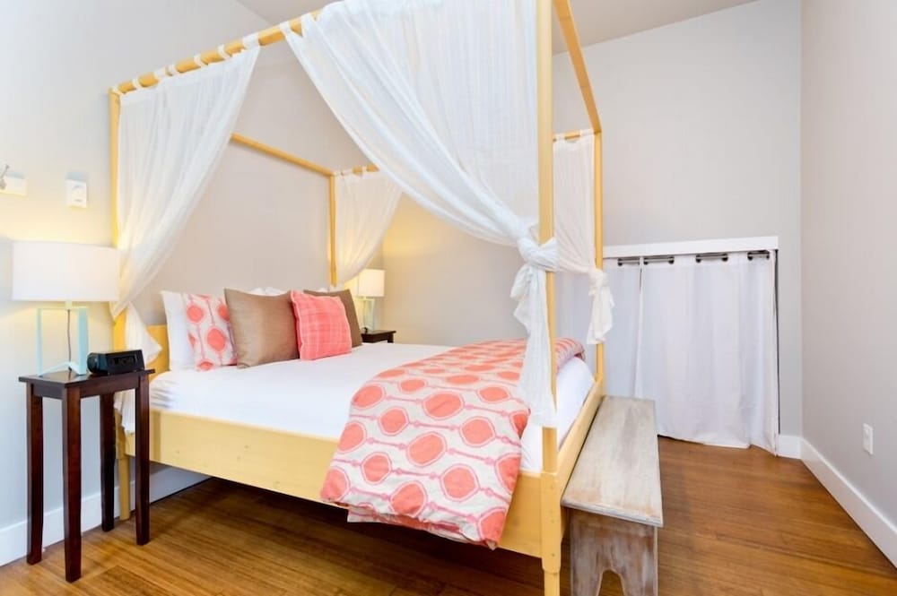 NO. 3 Travel Suite photo 1