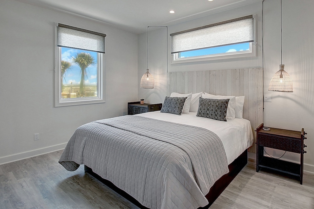 Deluxe Room, Multiple Beds, Beach View photo 2